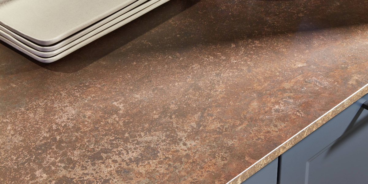 Werkbladen moeten bestand zijn tegen de meest uiteenlopende keukentaken en garant staan voor maximale hygiëne en duurzaamheid. Ze vormen ook een opvallend designelement. Bij ons vindt u keukenwerkbladen in talloze kleuren en texturen.