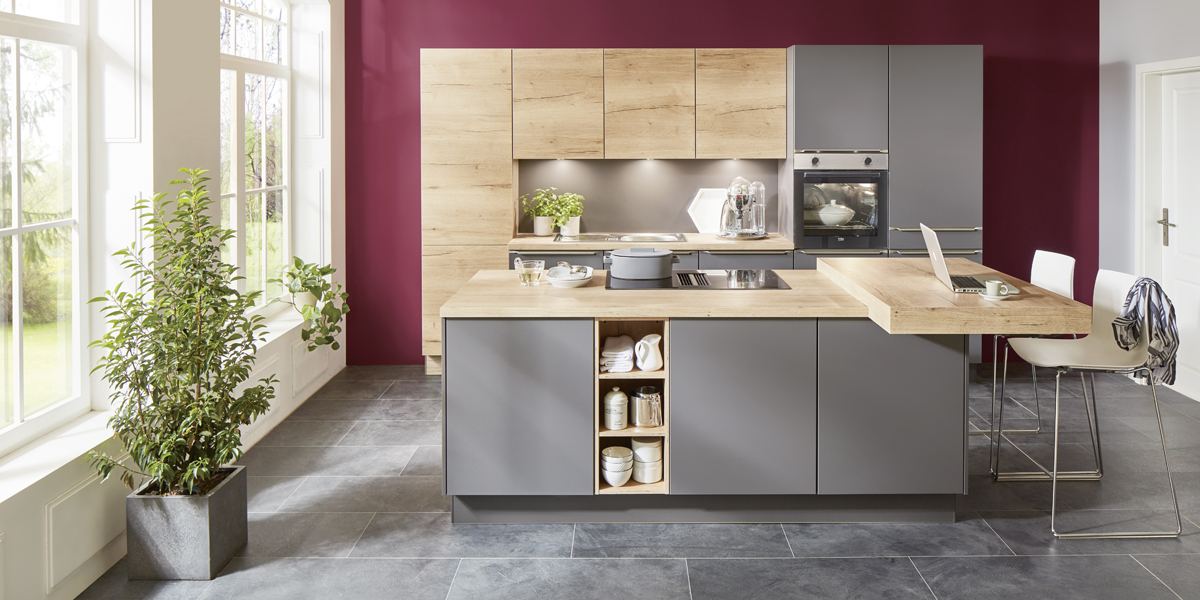 En daar hoort u bij. Zo kan het concept van het kookeiland worden samengevat. Deze keukenstijl is bijzonder aantrekkelijk als u de keuken ook als trefpunt ziet.